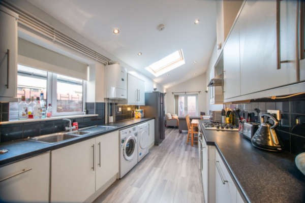 Mod­ern white kitchen