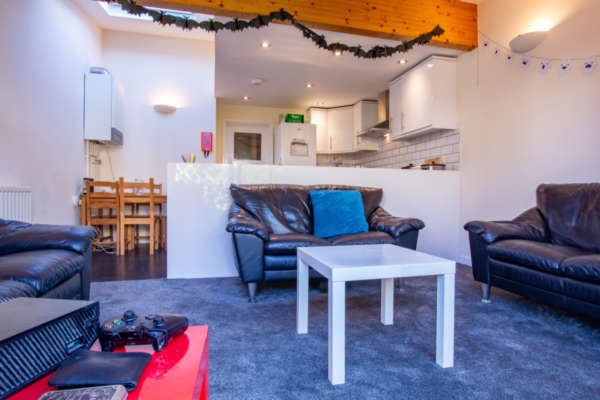 Open-plan kitchen/​living room with fea­ture beam