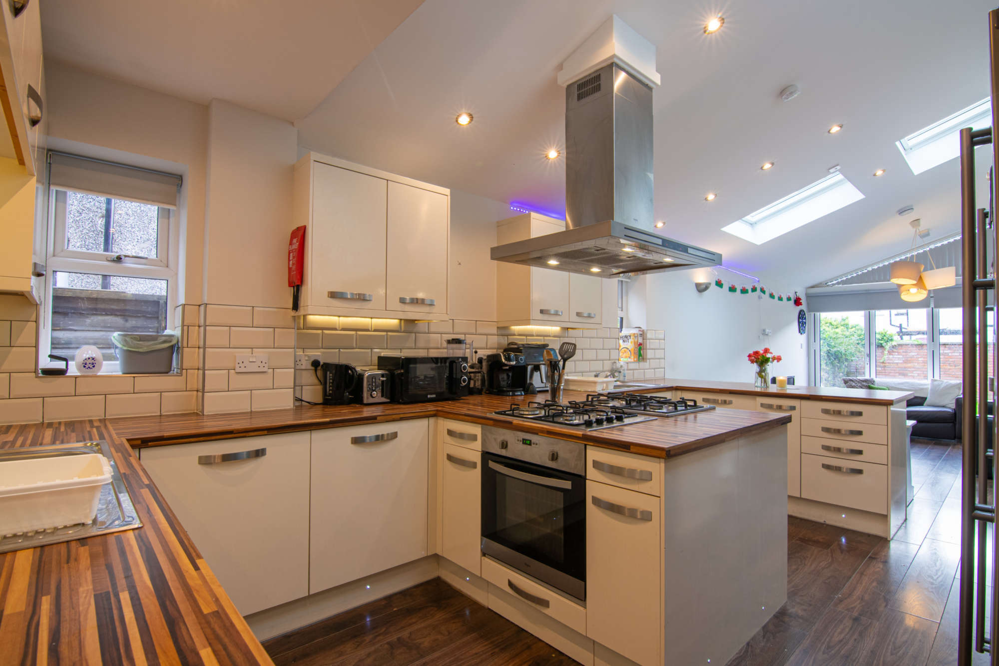 Stunning open plan kitchen with double hob cooker