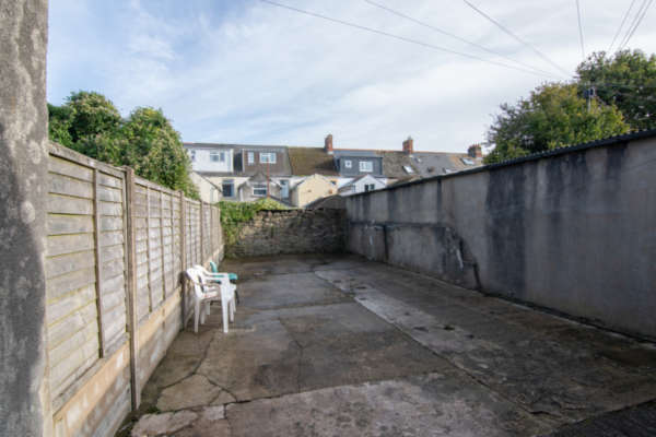 Large court­yard area