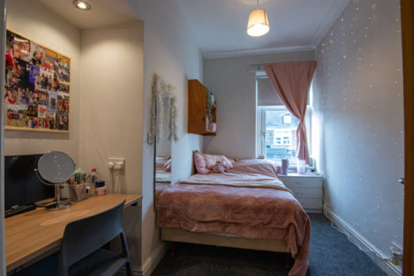 Upstairs bed­room