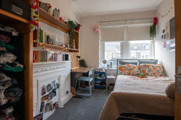 Upstairs bed­room