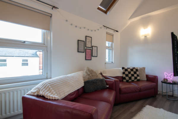 Open-plan liv­ing room