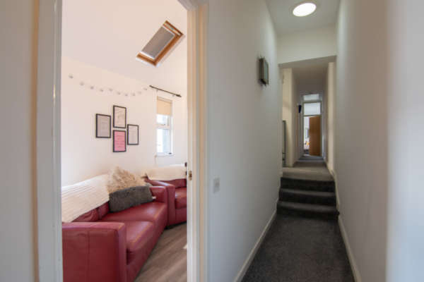 Entrance hall­way