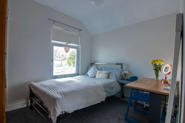 Upstairs bed­room