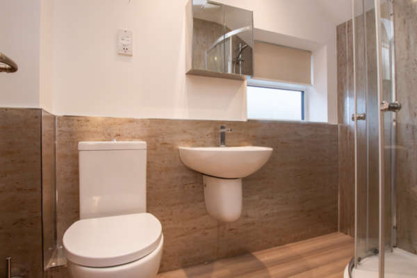 Lux­u­ry designed show­er room
