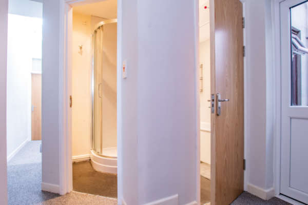 Show­er room and bathroom