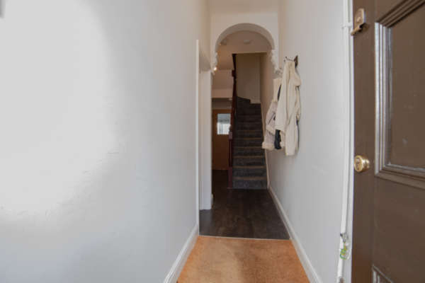 Entrance hall­way