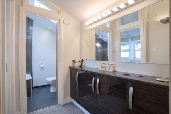 Make­up station